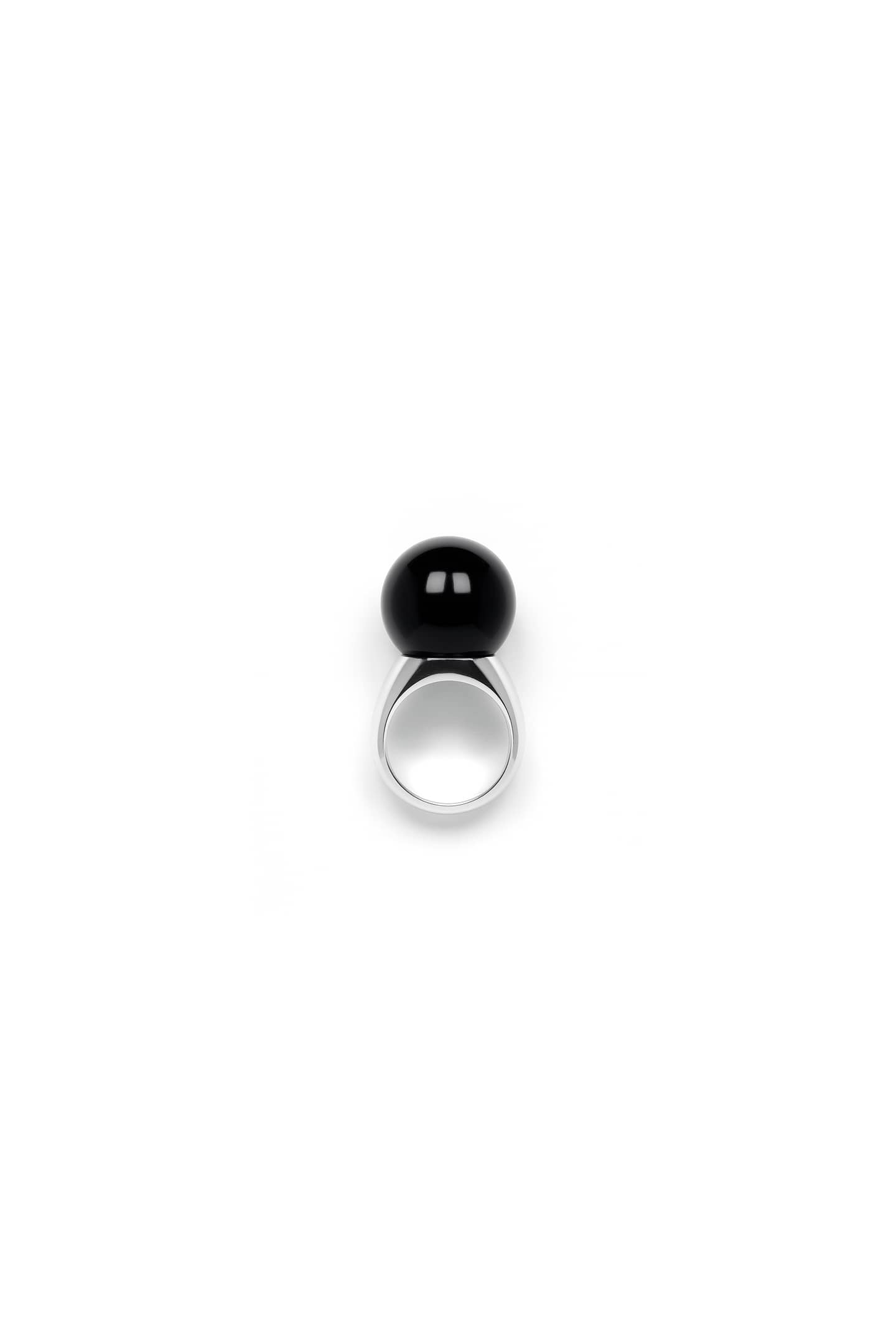 Handcrafted Caleta ring in solid 925 sterling silver, set with a polished onyx gemstone and designed for everyday wear.