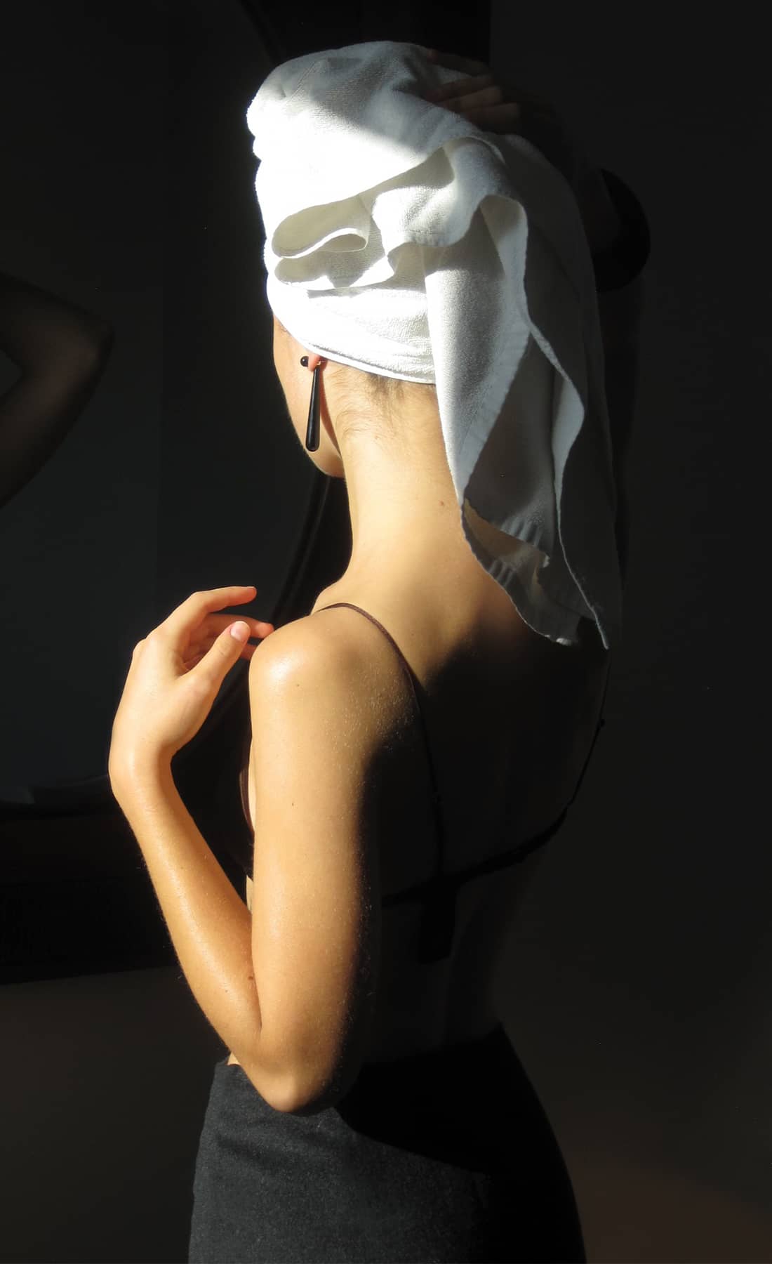 Discover the Orilla Earring — handcrafted in 925 sterling silver with natural onyx. A refined, modern design perfect for everyday elegance.