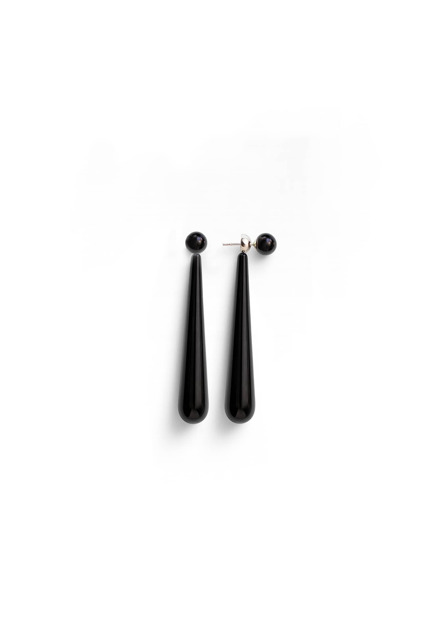 Discover the Orilla Earring — handcrafted in 925 sterling silver with natural onyx. A refined, minimalist design made for modern everyday elegance.