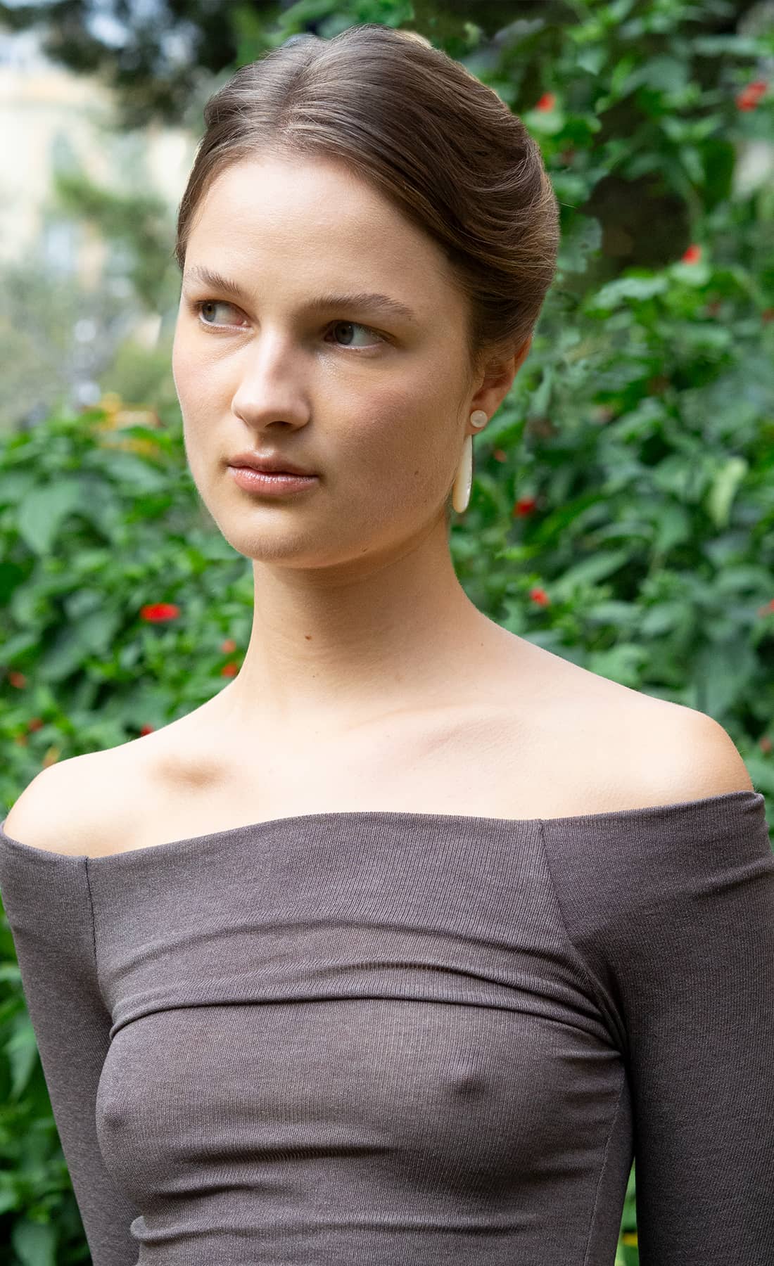 Handmade Orillita Earring in sterling silver with mother of pearl detail. Contemporary design meets artisanal craftsmanship for modern jewelry lovers.