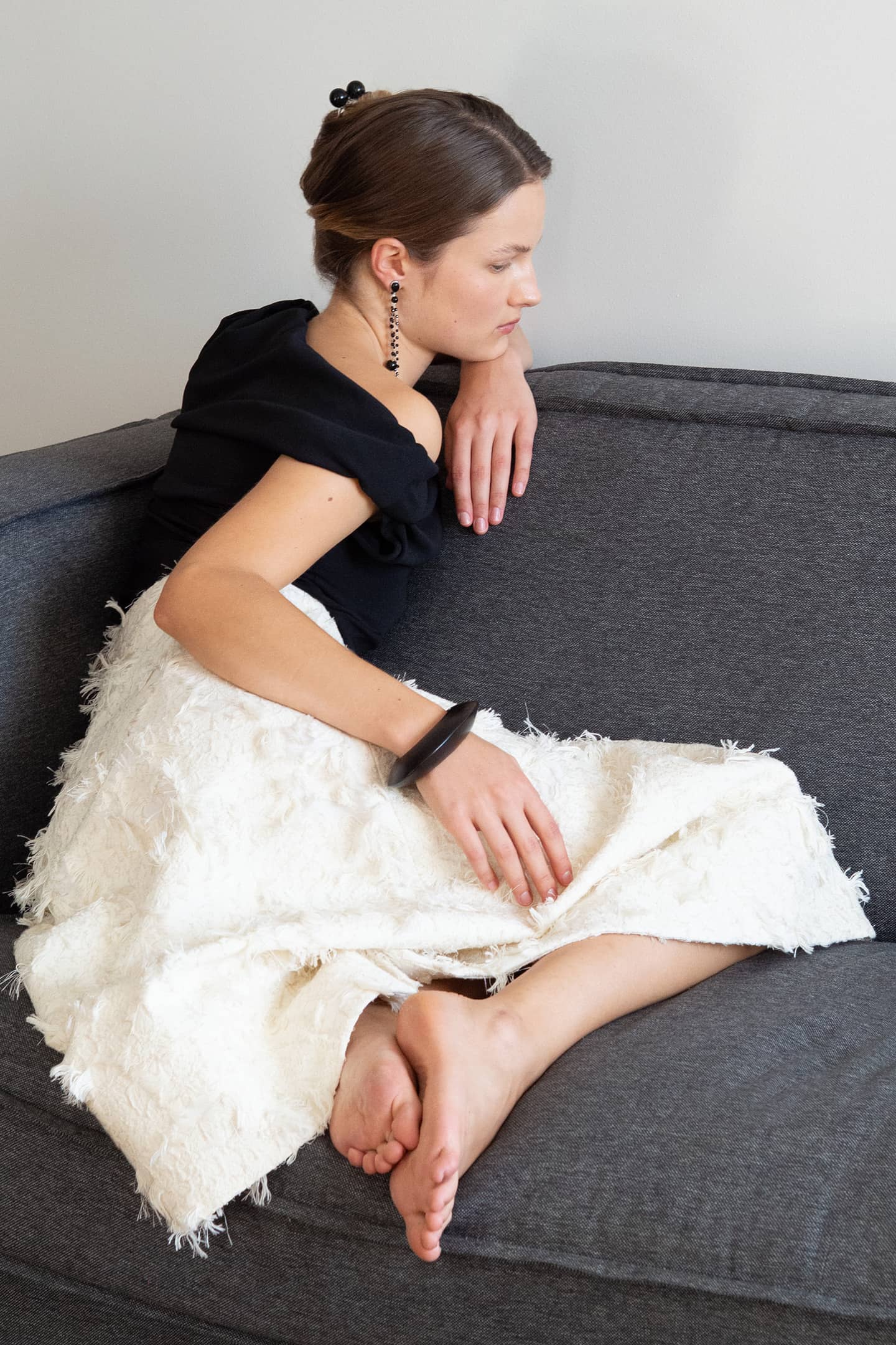 Woman wearing the Nusa hair comb, a sculptural silver and onyx hair accessory handcrafted in Barcelona