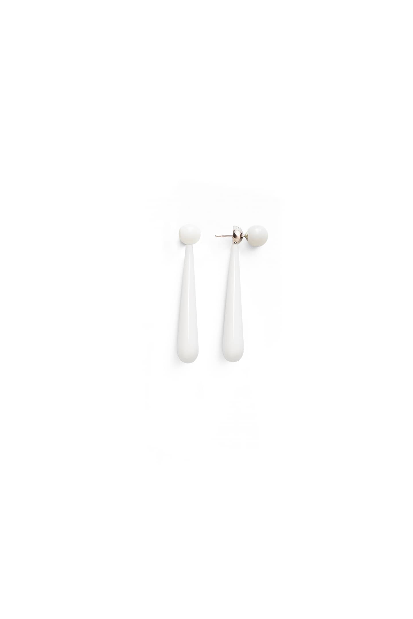 Discover the Sorela Earring — handcrafted in 925 sterling silver with natural agate. A modern, elegant design that adds subtle color and timeless style to any look.