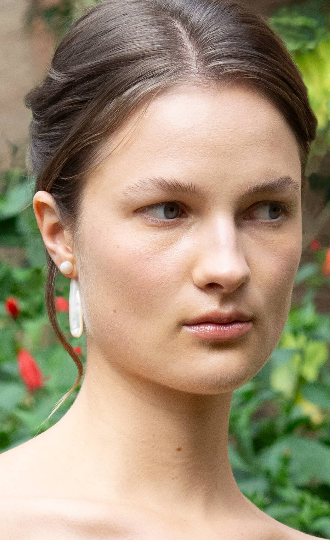 Sorelita Earrings blend polished sterling silver with iridescent mother of pearl. A minimalist statement for effortless sophistication.