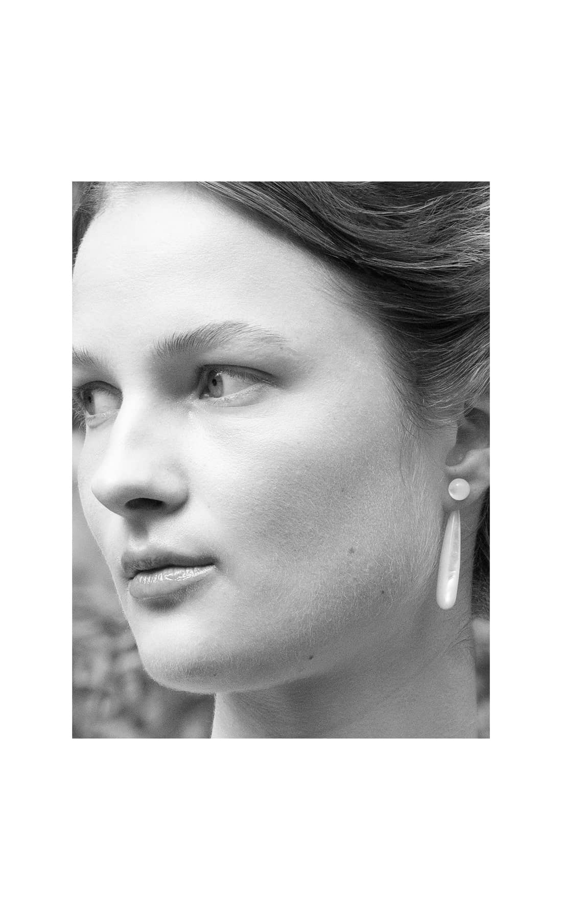 Discover the Sorelita Earring — handcrafted in 925 sterling silver with natural mother of pearl. A refined, modern design for everyday elegance.