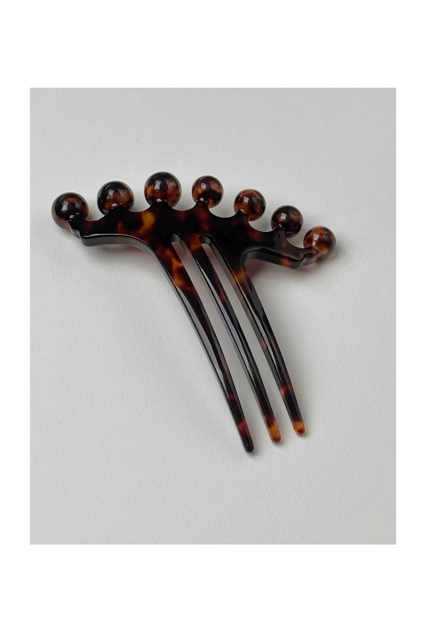TAPIA vintage 1920s hair comb worn as sustainable hair accessory combining retro elegance with eco-friendly materials